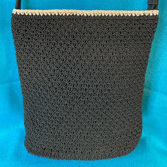 👝Liz Claiborne Villager Crochet Small Crochet Crossbody Bag. Black and Beige.👝 - Picture 4 of 9